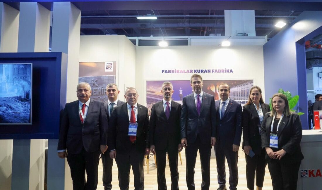 BAYRAKTAR’DAN KARDEMİR STANDINA ZİYARET İstanbul Kongre Merkezi’nde düzenlenen 11. Enerji Verimliliği Forum ve Fuarı’nda