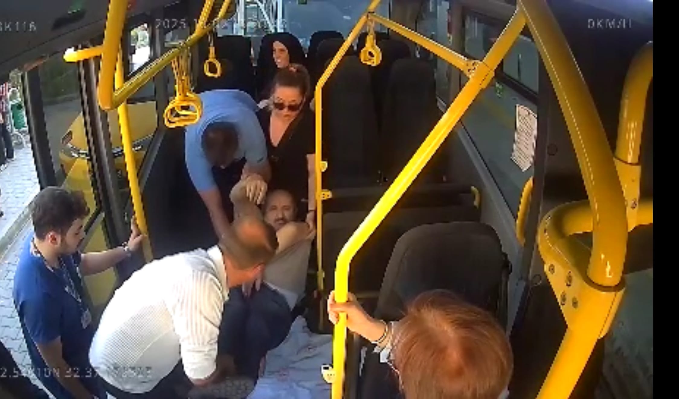 Karabük’te, minibüs şoförünün gösterdiği örnek davranış takdir topladı. Karabük Belediyesi