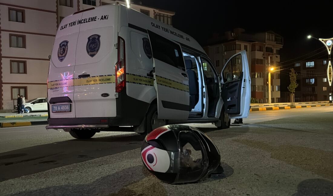 KARABÜK’TE MOTOSİKLET SÜRÜCÜSÜ DİREKSİYON HAKİMİYETİNİ KAYBETTİ; 1 ÖLÜ, 1 YARALI Karabük’te direksiyon hakimiyetini kaybeden motosiklet sürücüsü kaldırıma çarptı; 1 ölü,