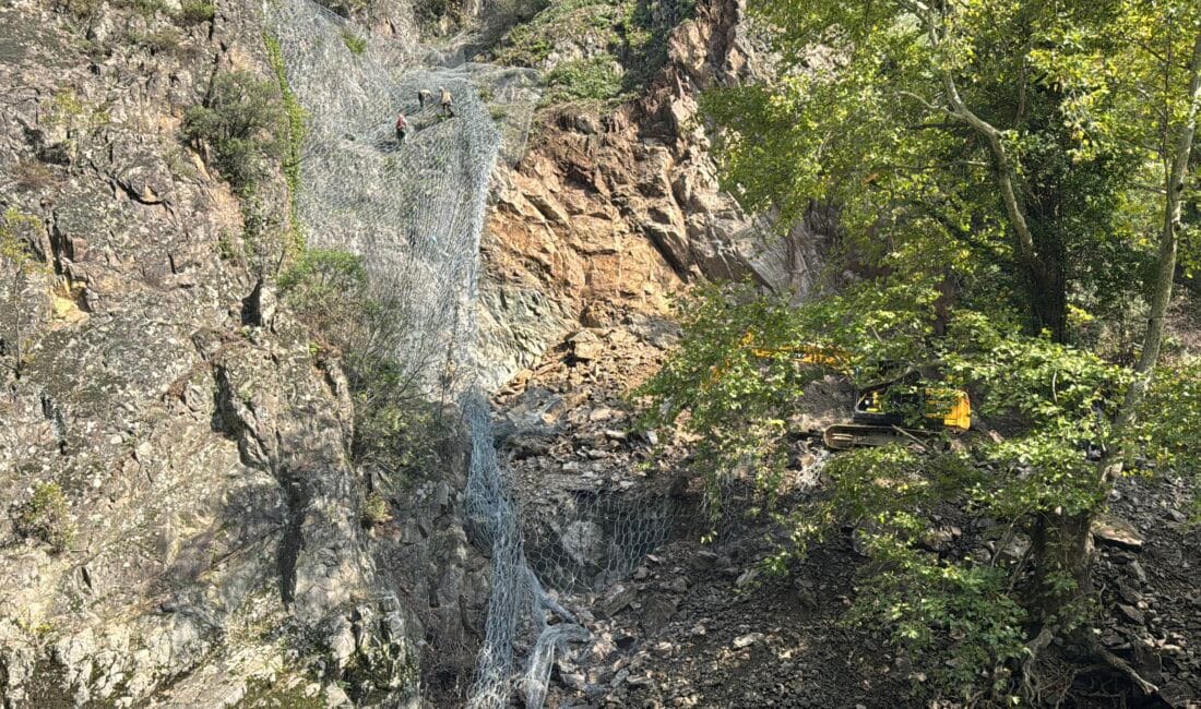 Karabük-Zonguldak demiryolu hattının Bolkuş-Balıkısık istasyonları arasındaki bölümünde sabah saatlerinde heyelan