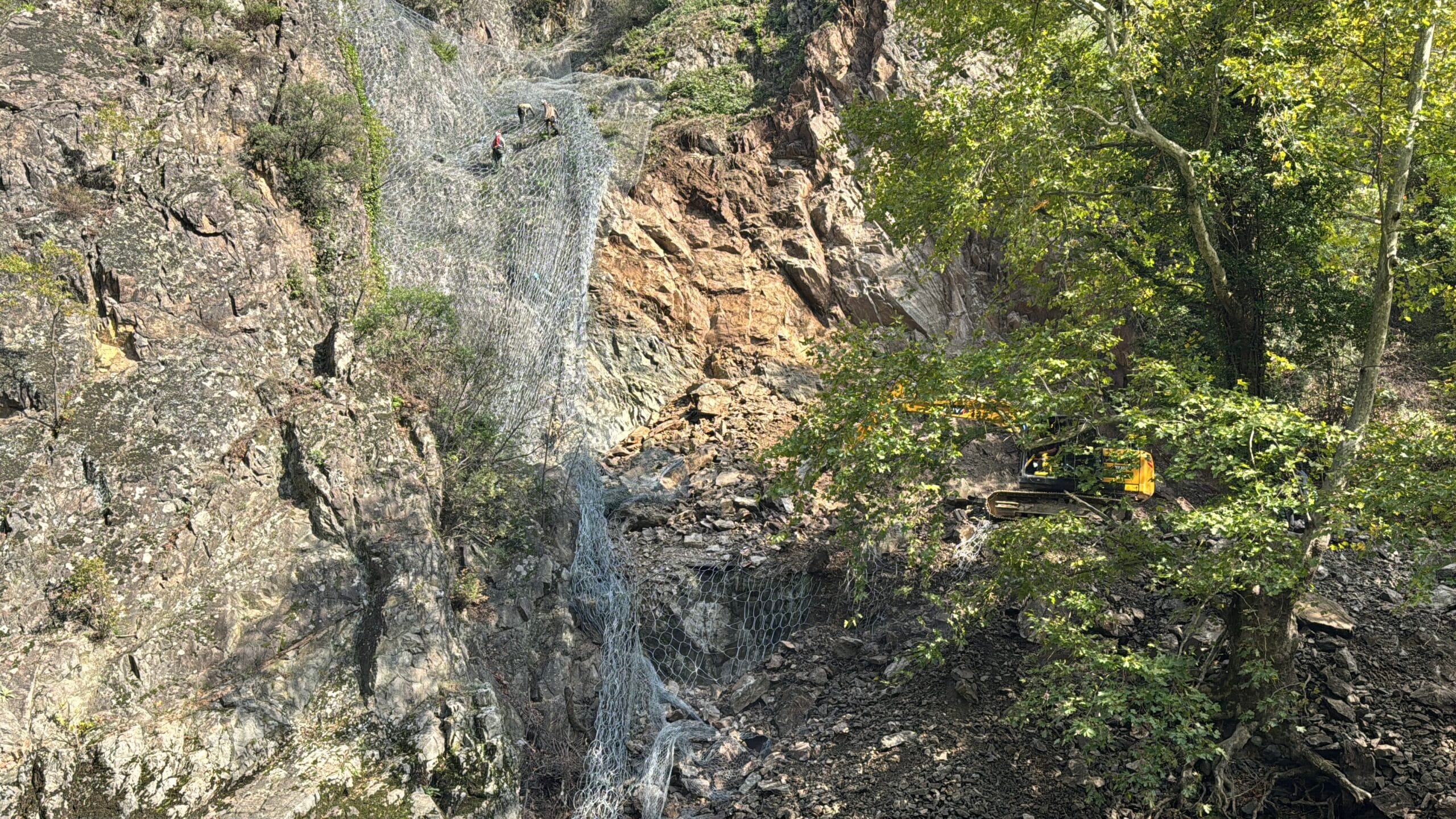 Karabük-Zonguldak demiryolu hattının Bolkuş-Balıkısık istasyonları arasındaki bölümünde sabah saatlerinde heyelan