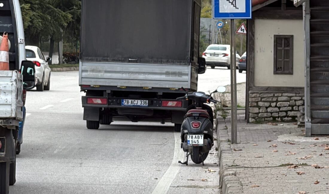 KAMYONET İLE MOTOSİKLET ÇARPIŞTI, GENÇ KIZ HAYATINI KAYBETTİ Karabük’ün Safranbolu ilçesinde kamyonet ile çarpışan motosiklet sürücüsü Hilal Kahreman