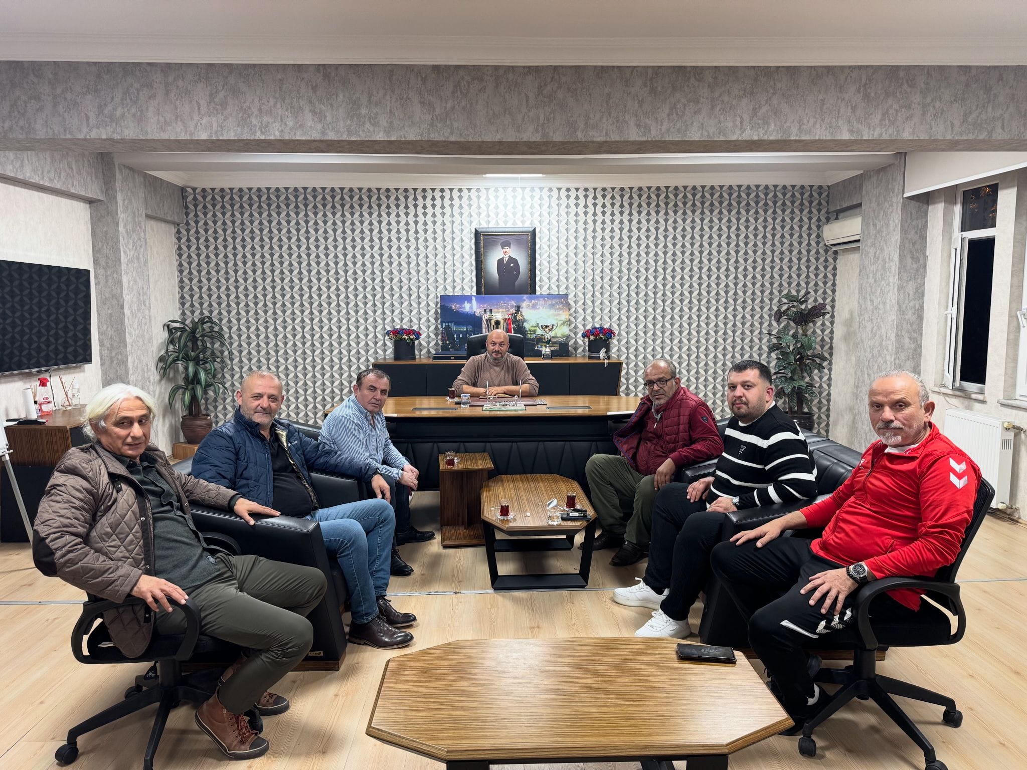 Eflanispor’da hareketli ve kritik bir gece yaşanıyor.Edinilen bilgilere göre Karabük