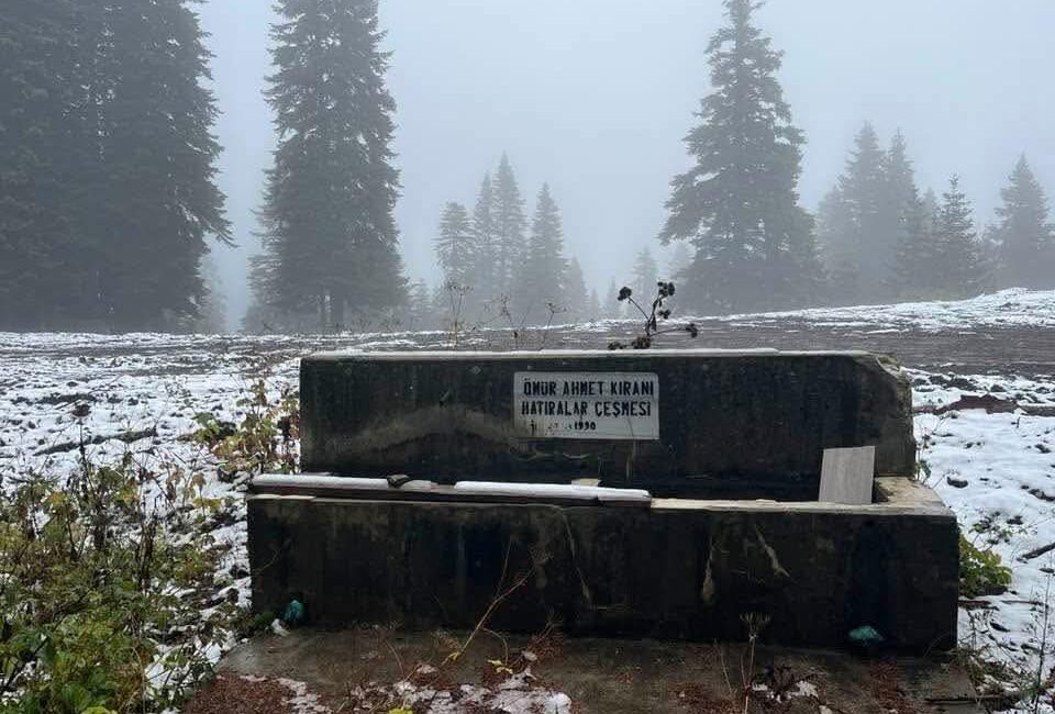KARABÜK’ÜN YÜKSEK KESİMLERİNE MEVSİMİN İLK KARI YAĞDI Karabük kent merkezinde gün boyu aralıklarla yağmur etkili olurken, yüksek