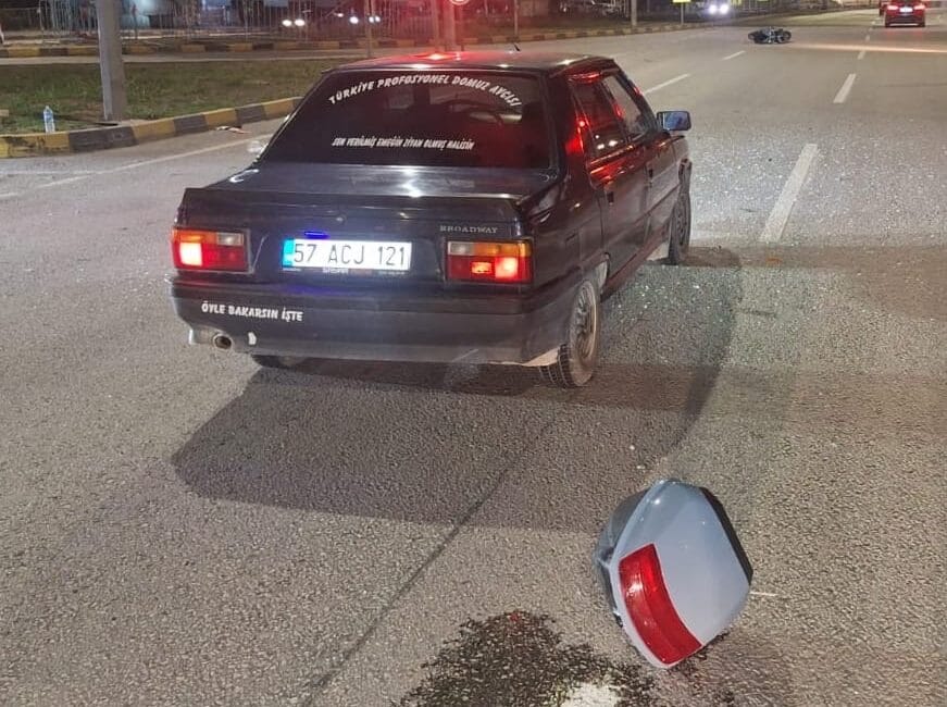 Karabük’te kırmızı ışıkta bekleyen motosiklet sürücüsüne otomobilin çarpması sonucu meydana