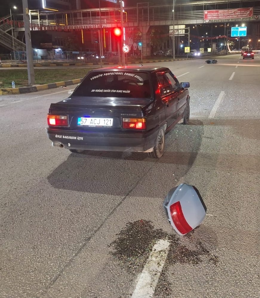 Karabük’te kırmızı ışıkta bekleyen motosiklet sürücüsüne otomobilin çarpması sonucu meydana
