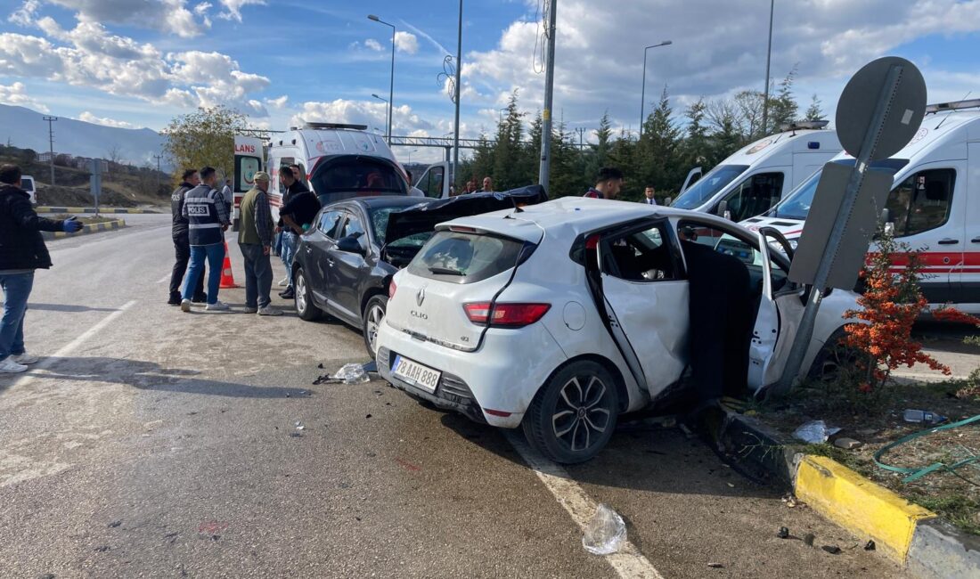 Karabük’ün Eskipazar ilçesinde iki otomobilin çarpıştığı kazada 7 kişi yaralandı. 