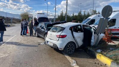 Karabük’ün Eskipazar ilçesinde iki otomobilin çarpıştığı kazada 7 kişi yaralandı. 
