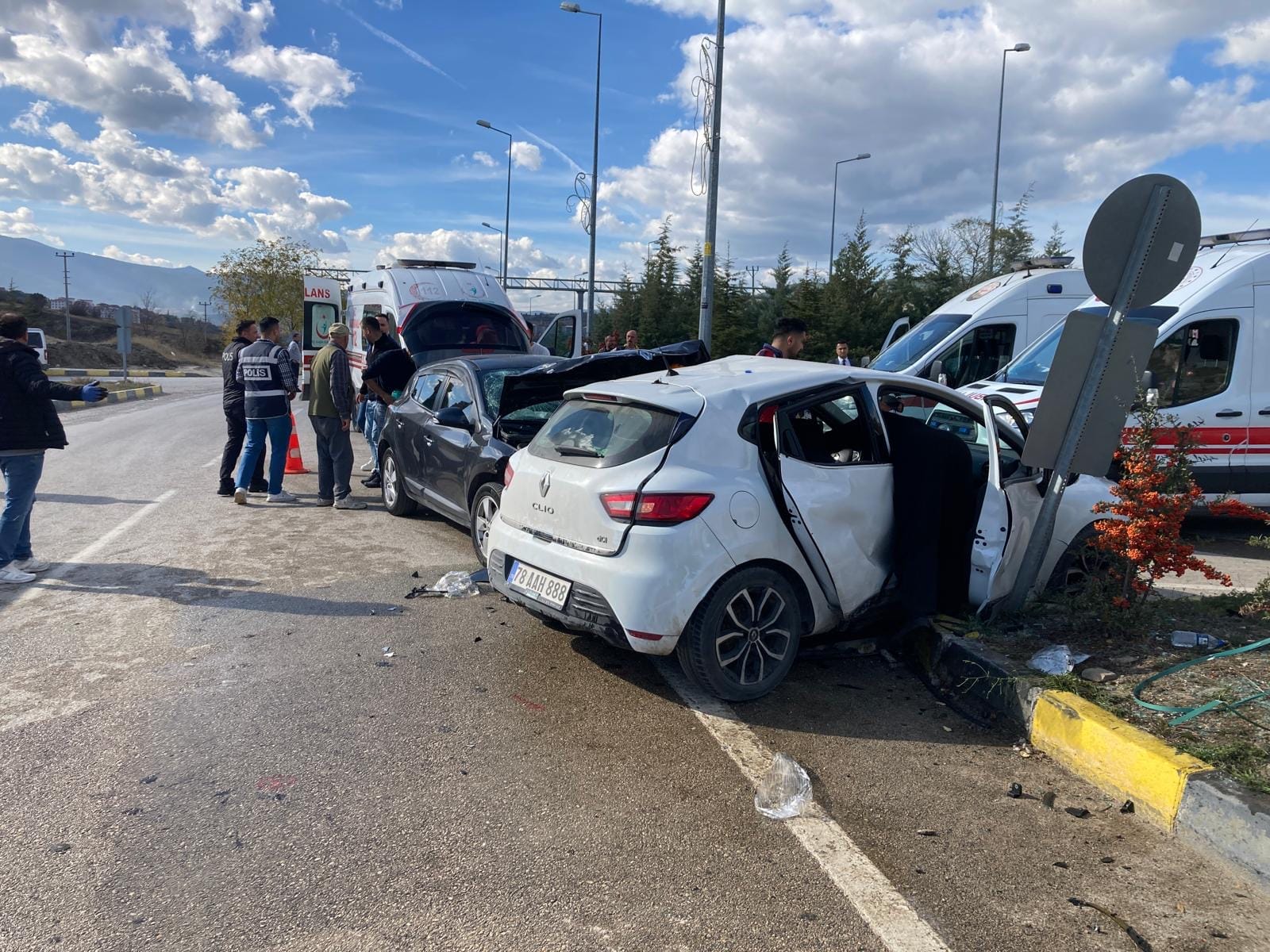 Karabük’ün Eskipazar ilçesinde iki otomobilin çarpıştığı kazada 7 kişi yaralandı. 