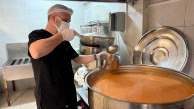 Karabük Belediyesi, sosyal belediyecilik anlayışıyla yürüttüğü aşevi hizmetleri kapsamında her