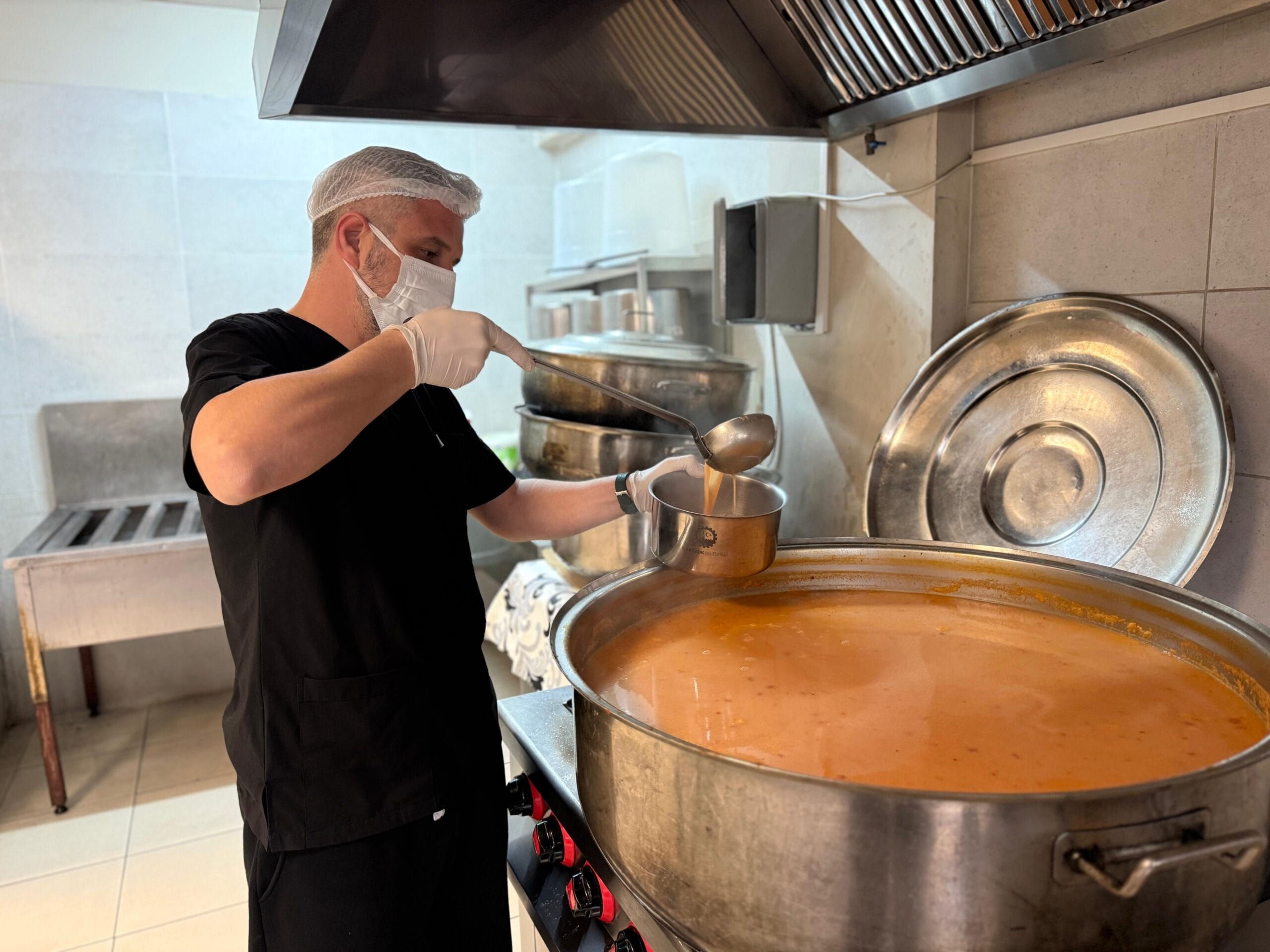Karabük Belediyesi, sosyal belediyecilik anlayışıyla yürüttüğü aşevi hizmetleri kapsamında her