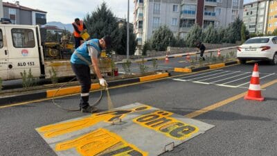 Karabük Belediyesi, Yaya Geçidi Çizgilerini Yeniliyor Karabük Belediyesi, kent genelinde