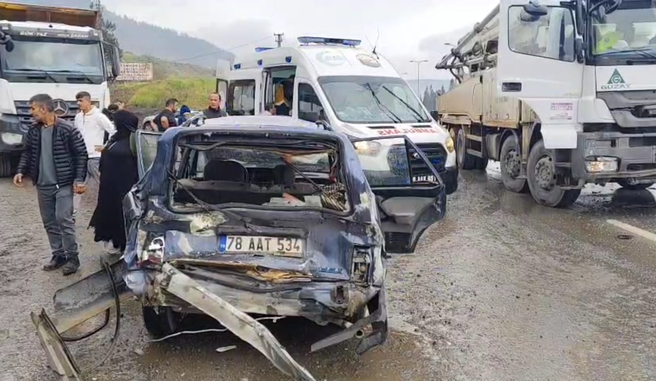 Karabük’te otomobil ile kamyonun çarpıştığı kazada otomobilde bulunan 1’i çocuk