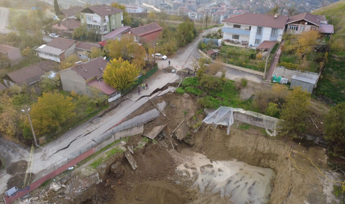 Karabük’te okul inşaatı yanında bulunan yolda çöktü. Karabük’te okul inşaatının