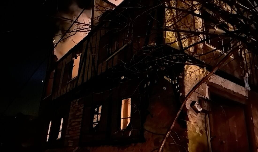 Safranbolu’da 3 katlı tarihi konakta yangın çıktı. Yangın itfaiye ekiplerinin