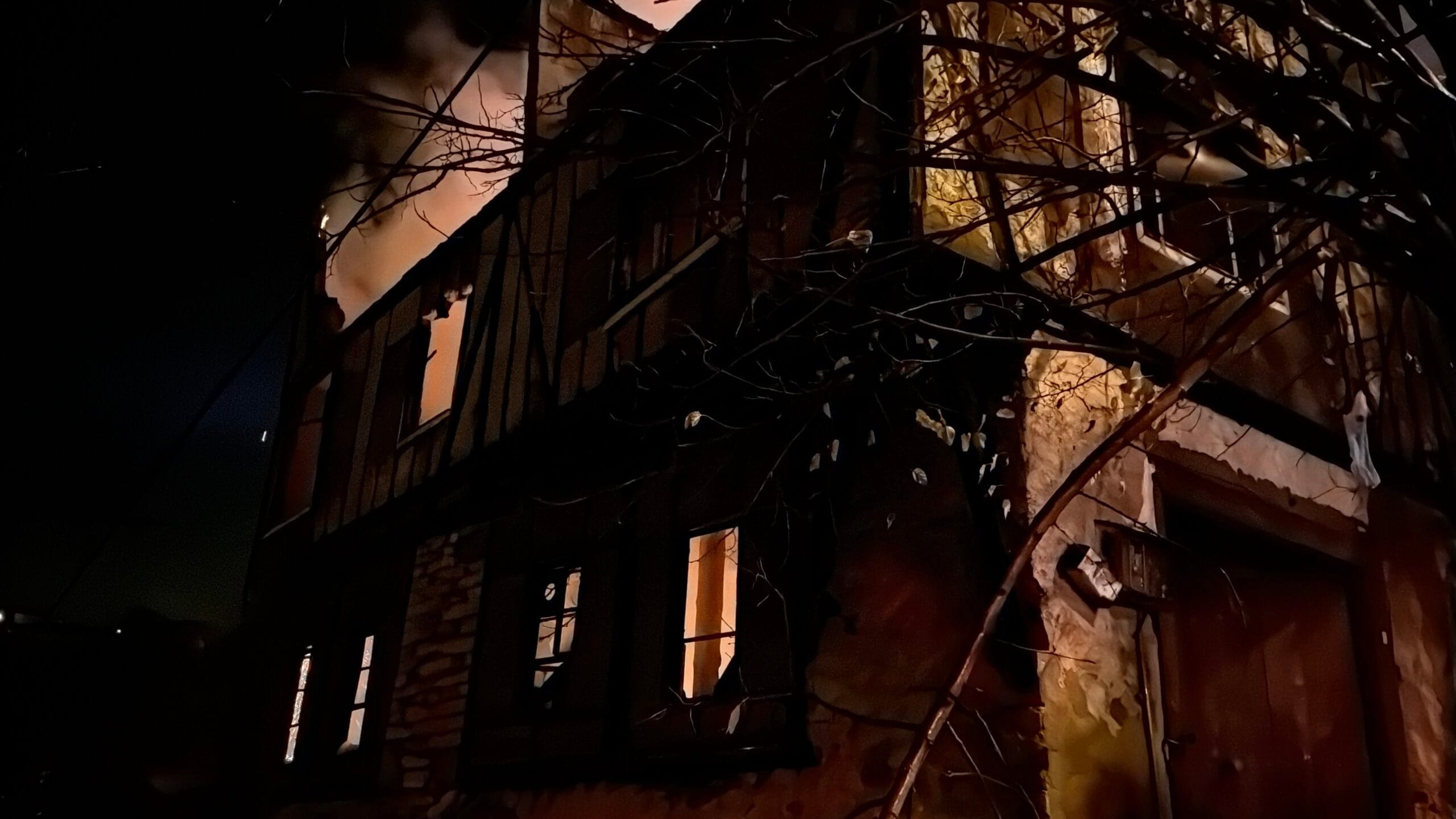 Safranbolu’da 3 katlı tarihi konakta yangın çıktı. Yangın itfaiye ekiplerinin