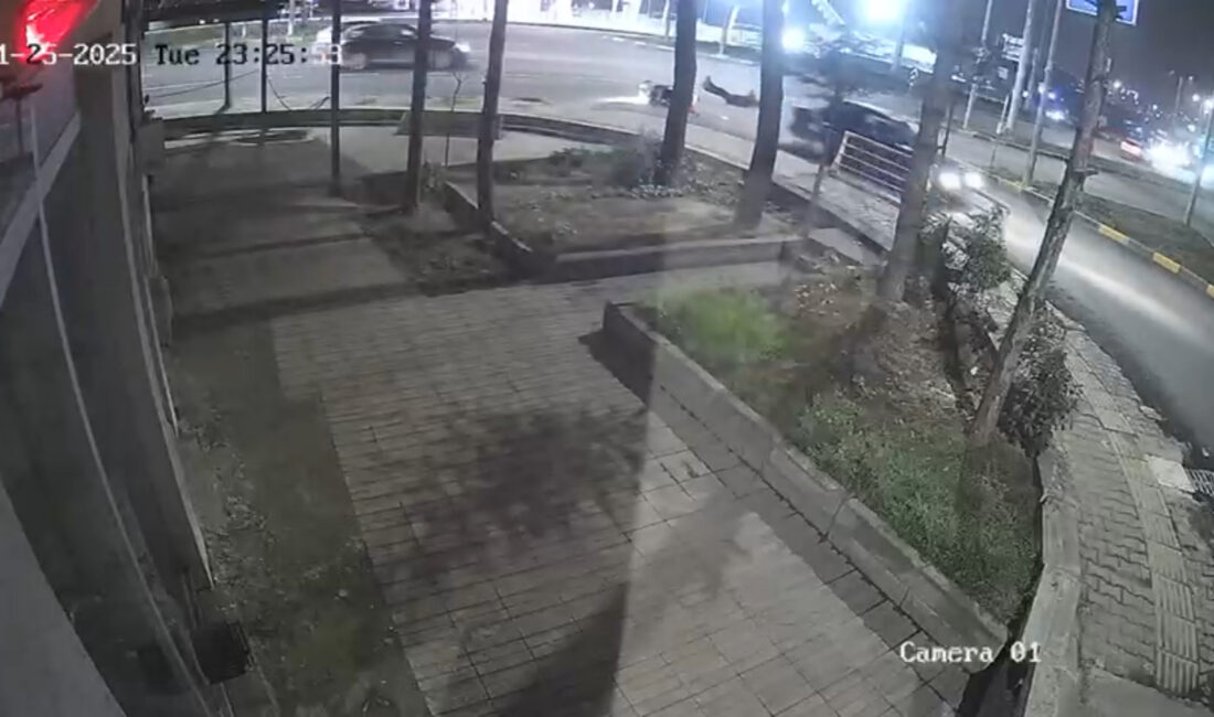 MOTOSİKLET İLE OTOMOBİLİN ÇARPIŞTIĞI KAZA GÜVENLİK KAMERASINA YANSIDI Karabük’te motosiklet ile otomobilin çarpıştığı kaza güvenlik kamerasına yansıdı. Kazada