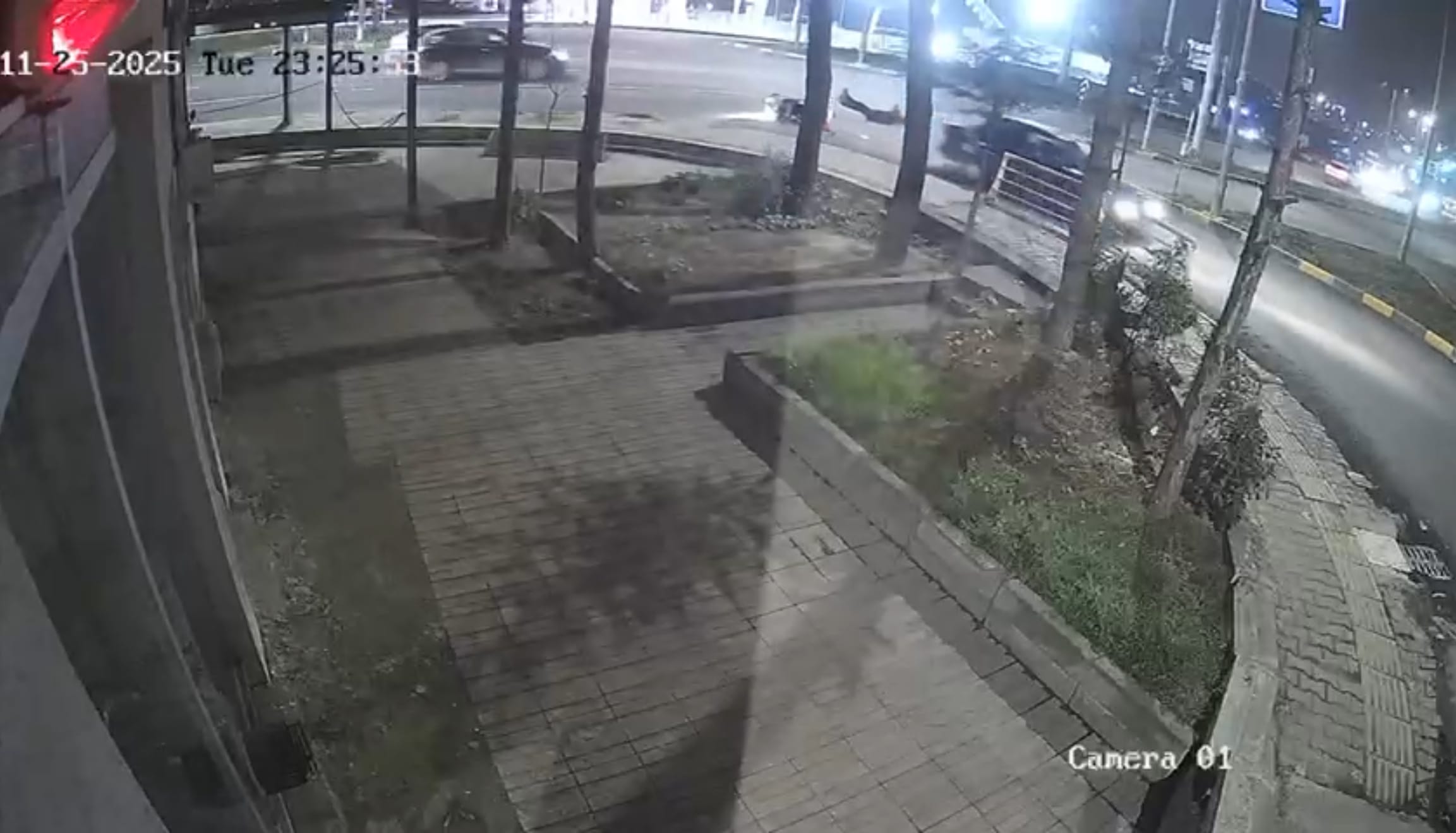 Karabük’te motosiklet ile otomobilin çarpıştığı kaza güvenlik kamerasına yansıdı. Kazada