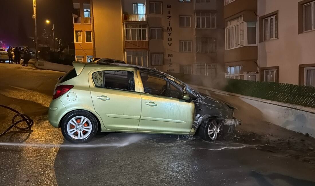 PARK HALİNDEKİ OTOMOBİL ALEVLERE TESLİM OLDU Karabük’te park halindeki bir otomobilde çıkan yangın söndürüldü. Yangında otomobil