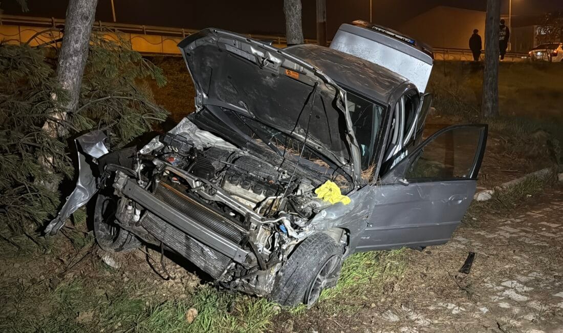 YOL KENARINA DEVRİLEN OTOMOBİLDEKİ SÜRÜCÜ YARALANDI Karabük’te direksiyon hakimiyetini kaybeden sürücünün kullandığı otomobil yol kenarında bulunan