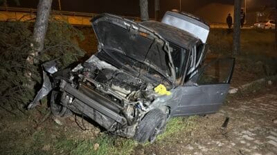 Karabük’te direksiyon hakimiyetini kaybeden sürücünün kullandığı otomobil yol kenarında bulunan