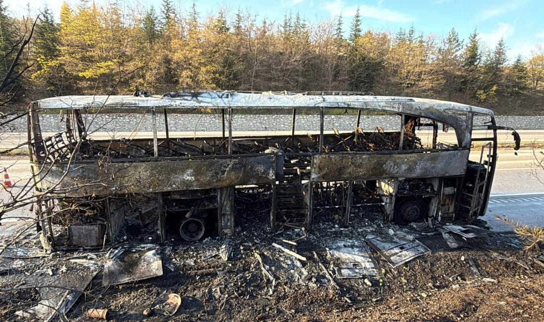 Karabük’ün Eskipazar ilçesinde seyir halindeki yolcu otobüsünün motor kısmında yangın