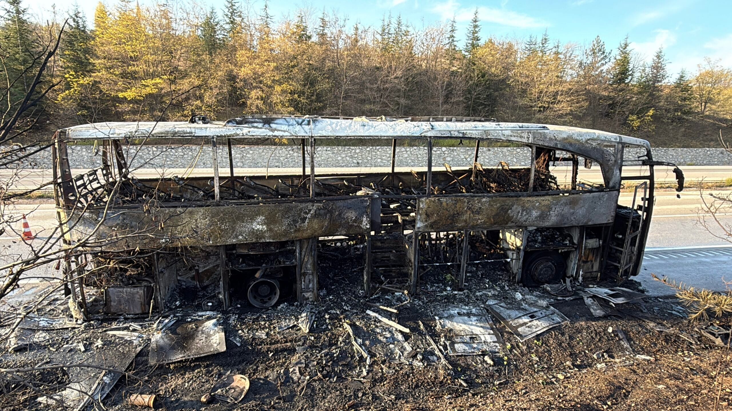 Karabük’ün Eskipazar ilçesinde seyir halindeki yolcu otobüsünün motor kısmında yangın