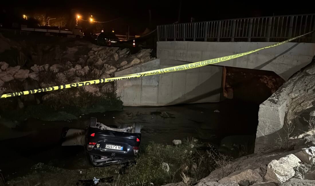 Karabük’ün Eskipazar ilçesinde dereye devrilen otomobilde bulunan sürücü O.D. yaralandı,