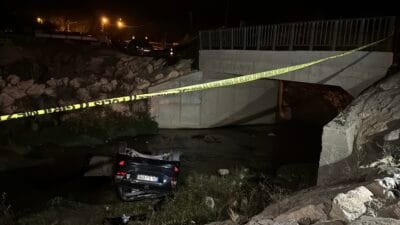 Karabük’ün Eskipazar ilçesinde dereye devrilen otomobilde bulunan sürücü O.D. yaralandı,