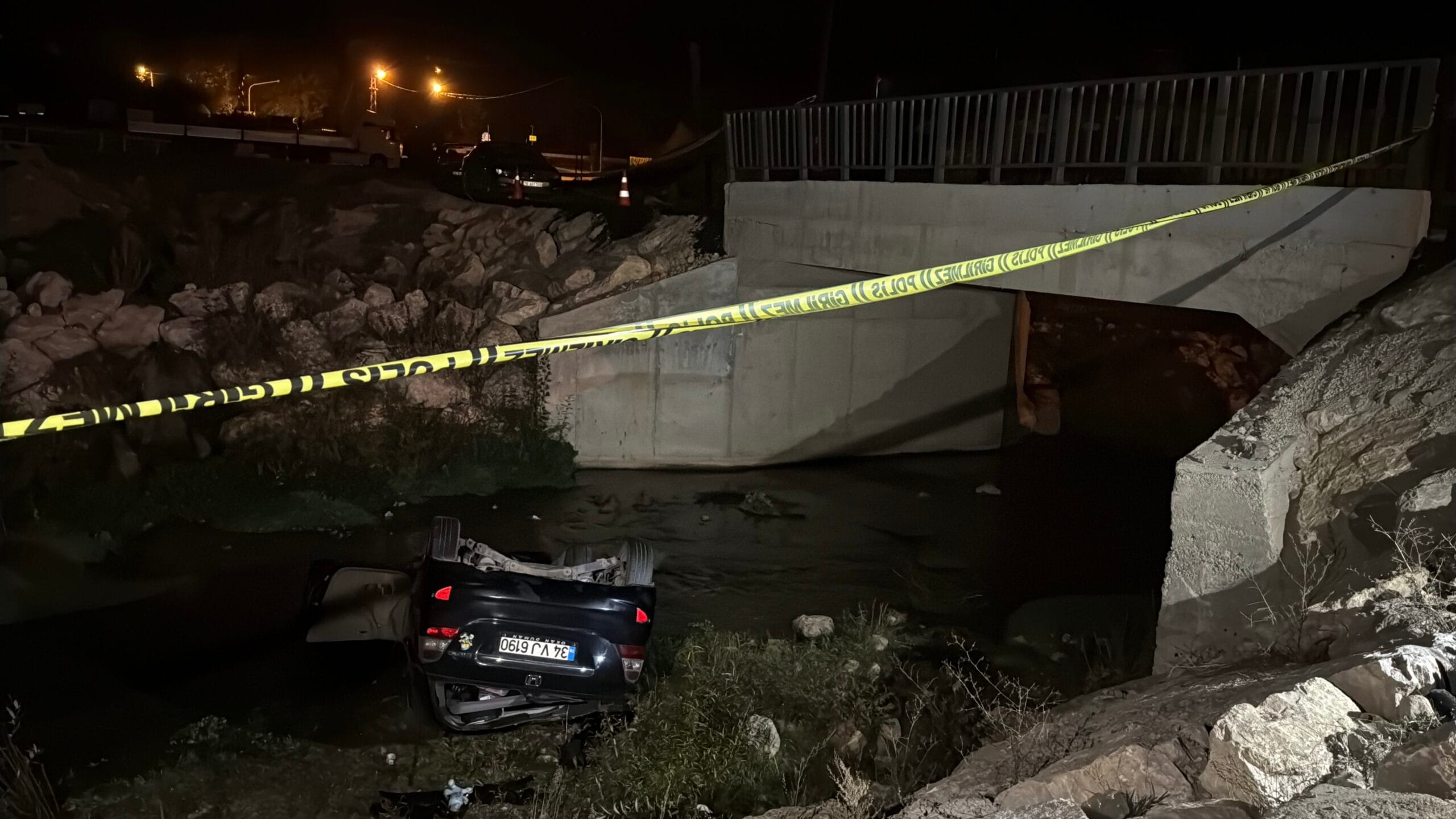 Karabük’ün Eskipazar ilçesinde dereye devrilen otomobilde bulunan sürücü O.D. yaralandı,