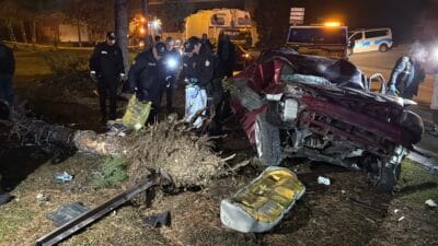 Karabük’te sürücünün direksiyon hakimiyetini kaybederek refüjdeki ağaca çarptığı otomobil devrildi.