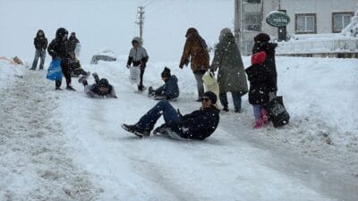 KARABÜK’TE EĞİTİME KAR ENGELİ Karabük’te eğitim ve öğretime 1 gün süreyle ara verildi. Karabük