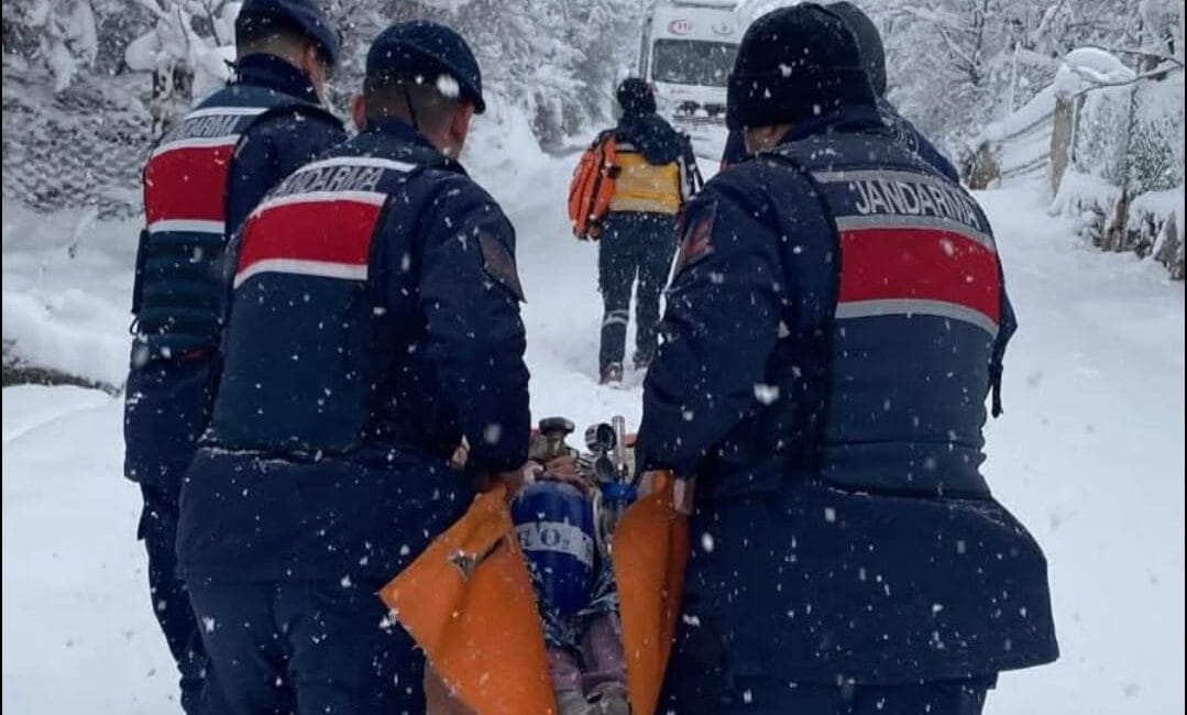 HASTA VATANDAŞIN İMDADINA JANDARMA KOŞTU Safranbolu’da Kar Engeline Jandarma Bariyeri: Hasta Vatandaş Zamanla Yarışarak Kurtarıldı