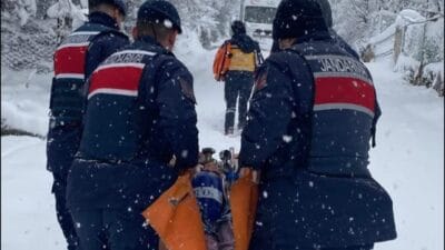 HASTA VATANDAŞIN İMDADINA JANDARMA KOŞTU Safranbolu’da Kar Engeline Jandarma Bariyeri: Hasta Vatandaş Zamanla Yarışarak Kurtarıldı