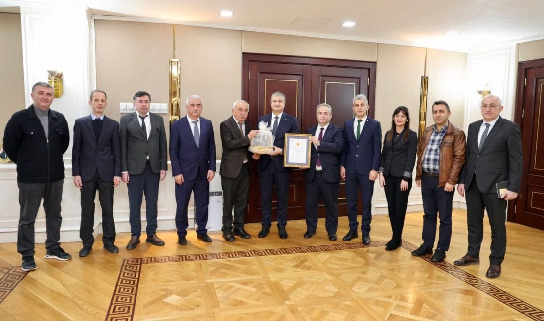 ” YENİCE IHLAMUR BALI ” AB COĞRAFİ İŞARET TESCİL BELGESİ VALİ YAVUZ’A TAKDİM EDİLDİ Avrupa Birliği Komisyonu tarafından 20.11.2025 tarihinde coğrafi işaretle tescil edilen