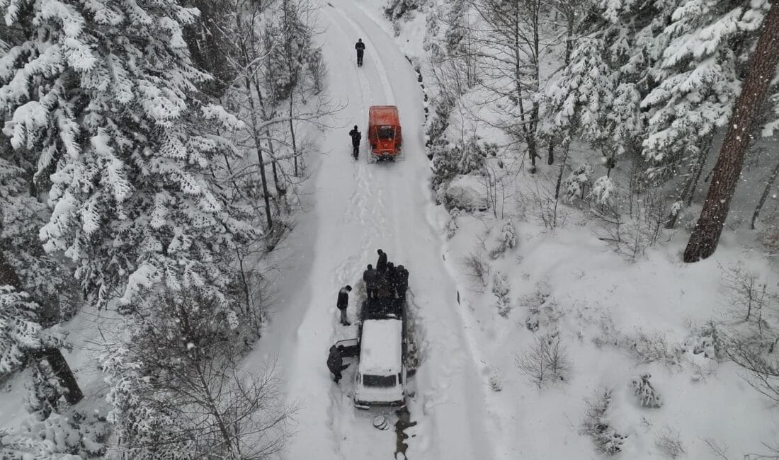 SARIÇİÇEK YAYLASI’NDA MAHSUR KALAN 11 KİŞİ KURTARILDI İlimizde etkili olan yoğun kar yağışı nedeniyle Sarıçiçek Yaylası’na gitmek