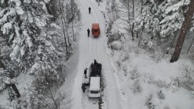 SARIÇİÇEK YAYLASI’NDA MAHSUR KALAN 11 KİŞİ KURTARILDI İlimizde etkili olan yoğun kar yağışı nedeniyle Sarıçiçek Yaylası’na gitmek