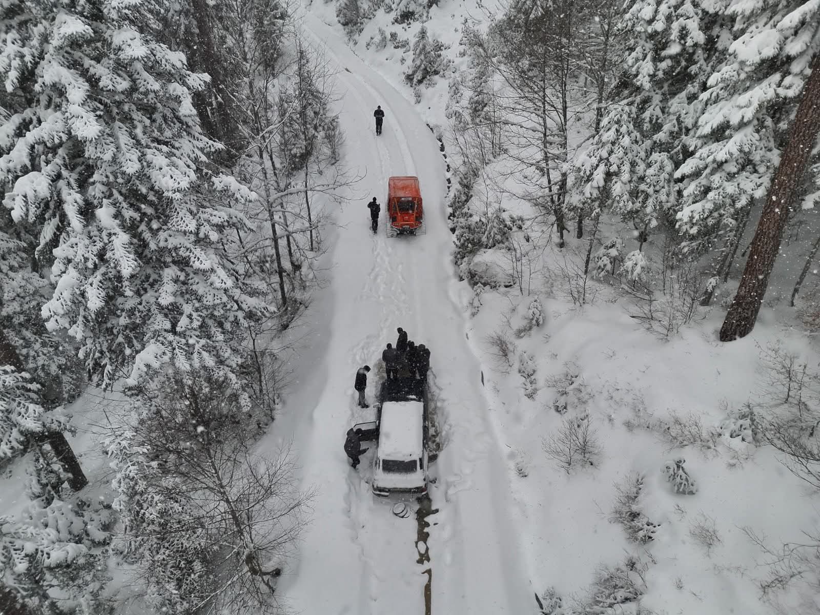 SARIÇİÇEK YAYLASI’NDA MAHSUR KALAN 11 KİŞİ KURTARILDI İlimizde etkili olan yoğun kar yağışı nedeniyle Sarıçiçek Yaylası’na gitmek