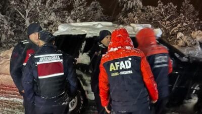 SAFRANBOLU SARIÇİÇEK YAYLASI’NDA MAHSUR KALAN 7 VATANDAŞ KURTARILDI 112 Acil Çağrı Merkezi’ne gelen ihbar üzerine, Karabük Sarıçiçek Yaylası’nda