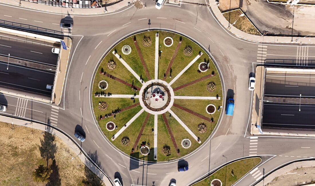 KARABÜK’TE YEŞİL ALANLAR GENİŞLİYOR: BELEDİYE ÇALIŞMALARA HIZ VERDİ Karabük Belediyesi Park ve Bahçeler Müdürlüğü ekipleri, kent genelindeki yeşil