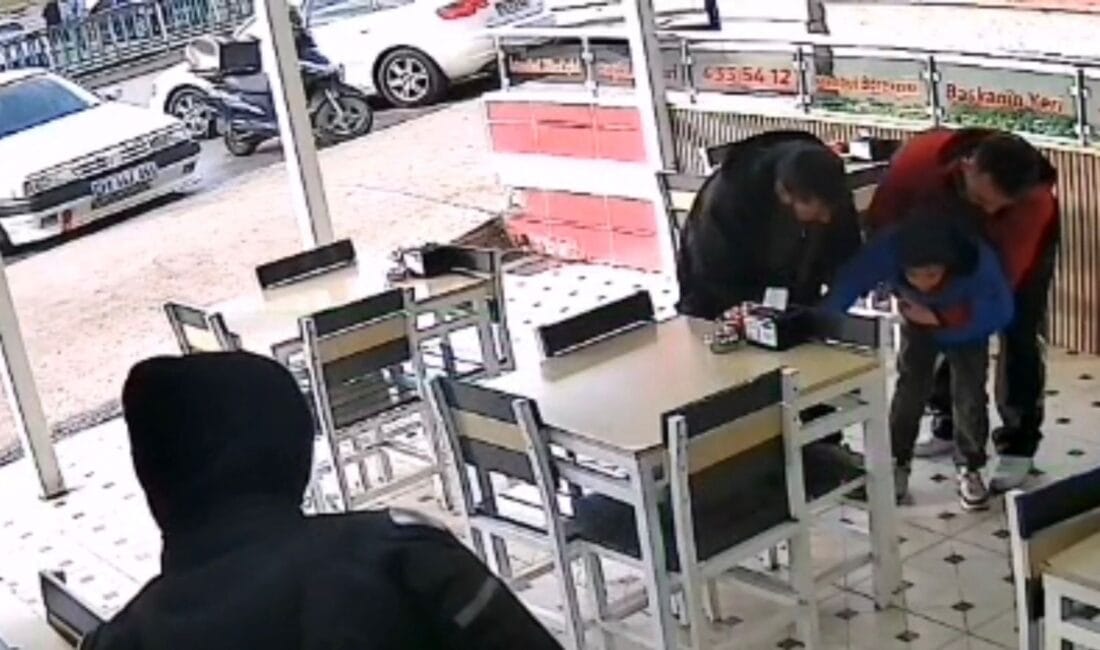 KARABÜK’TE BOĞAZINA ŞEKER TAKILAN ÇOCUĞU İŞLETME ÇALIŞANI HEIMLICH MANEVRASIYLA KURTARDI Karabük’te boğazına şeker takılan çocuk, bir börekçi çalışanının zamanında yaptığı