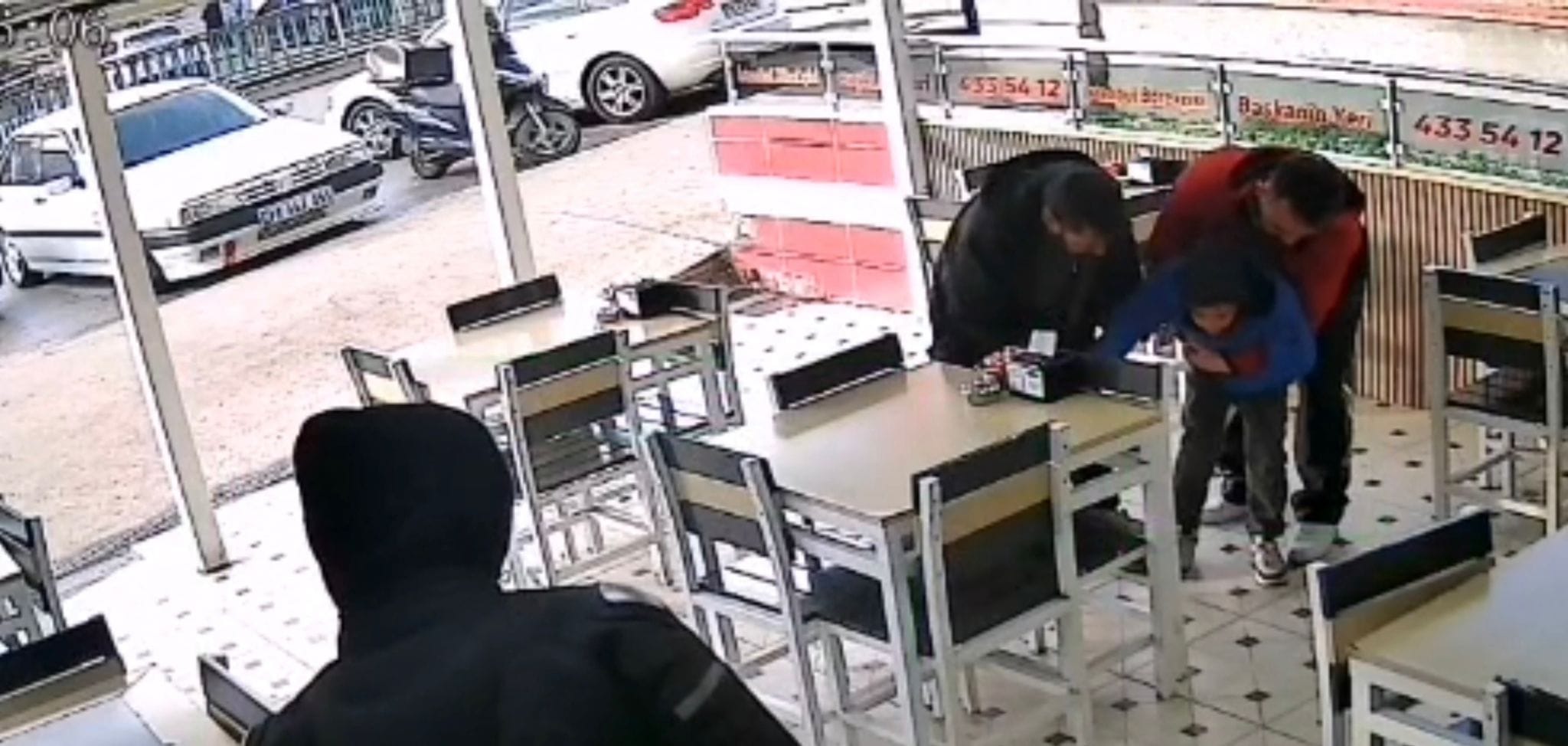 Karabük’te boğazına şeker takılan çocuk, bir börekçi çalışanının zamanında yaptığı