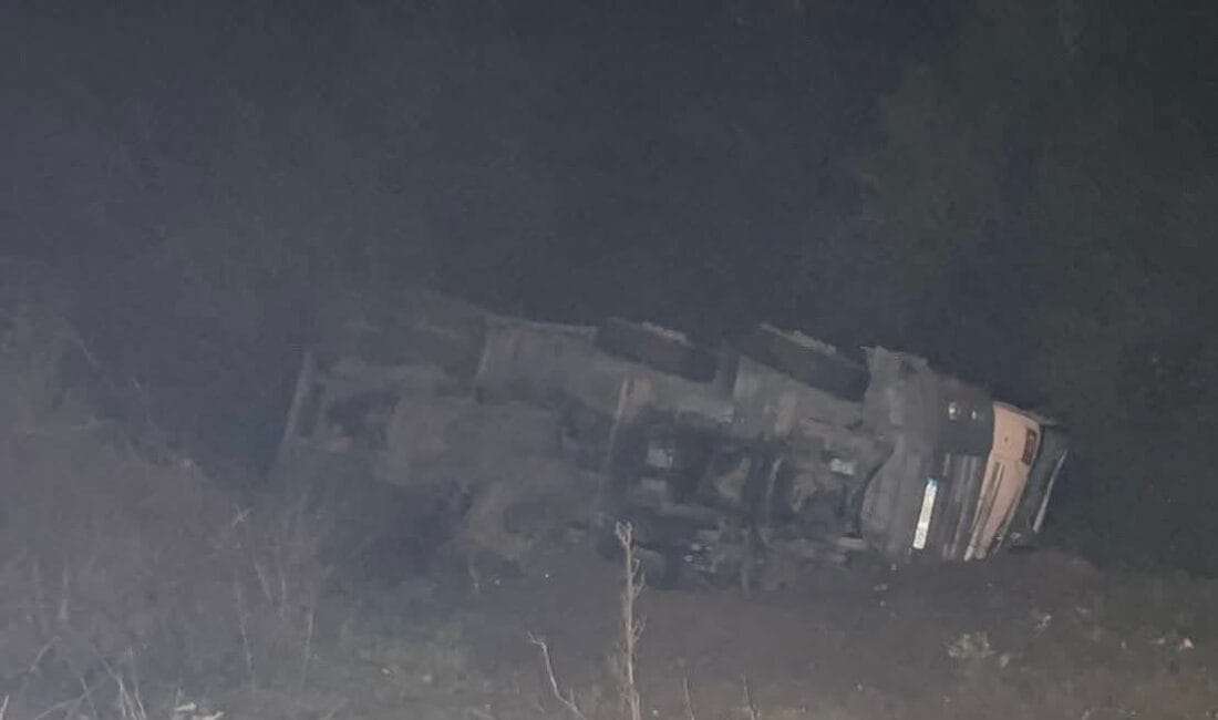 KARABÜK’TE BETON MİKSERİ UÇURUMA YUVARLANDI: 2 YARALI Karabük’ün Yenice ilçesinde meydana gelen kazada, beton mikseri kontrolden çıkarak