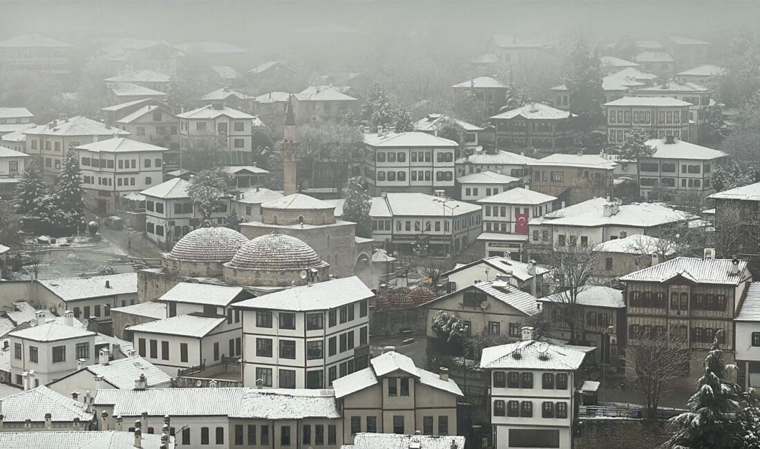 SAFRANBOLU’NUN ASIRLIK KONAKLARI KIŞ MASALINA DÖNDÜ KARABÜK’ün Safranbolu ilçesinde dün gece saatlerinden itibaren etkisini artıran kar