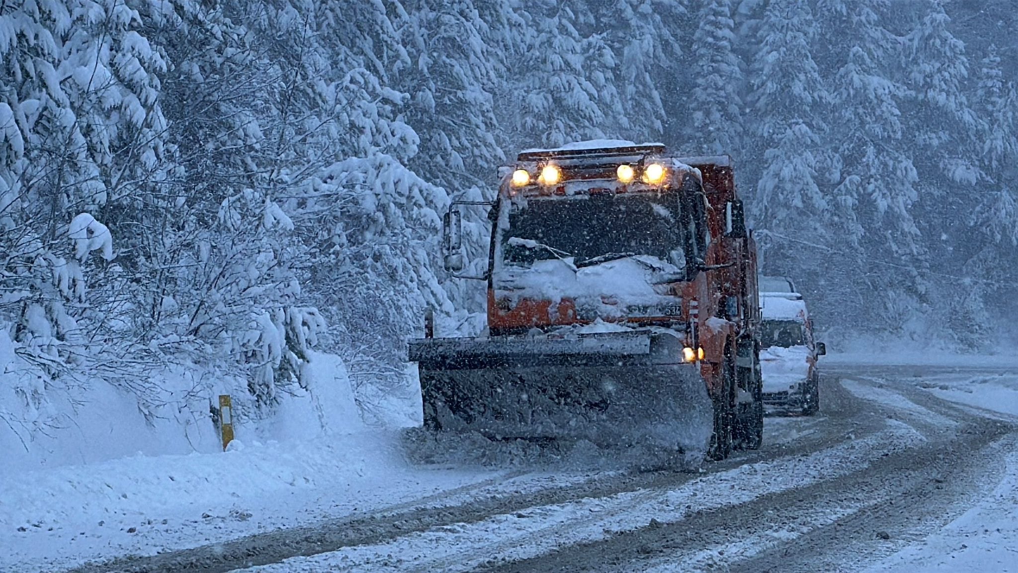 KARABÜK’TE KAR YAĞIŞI ETKİSİNİ ARTIRDI Karabük’te gece saatlerinde başlayan kar yağışı, kent genelinde etkili olmaya