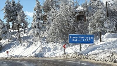 KARABÜK’TE KAR YAĞIŞI 2. GÜNÜNDE ETKİSİNİ SÜRDÜRÜYOR Karabük’te iki gündür aralıksız devam eden kar yağışı, kent genelinde