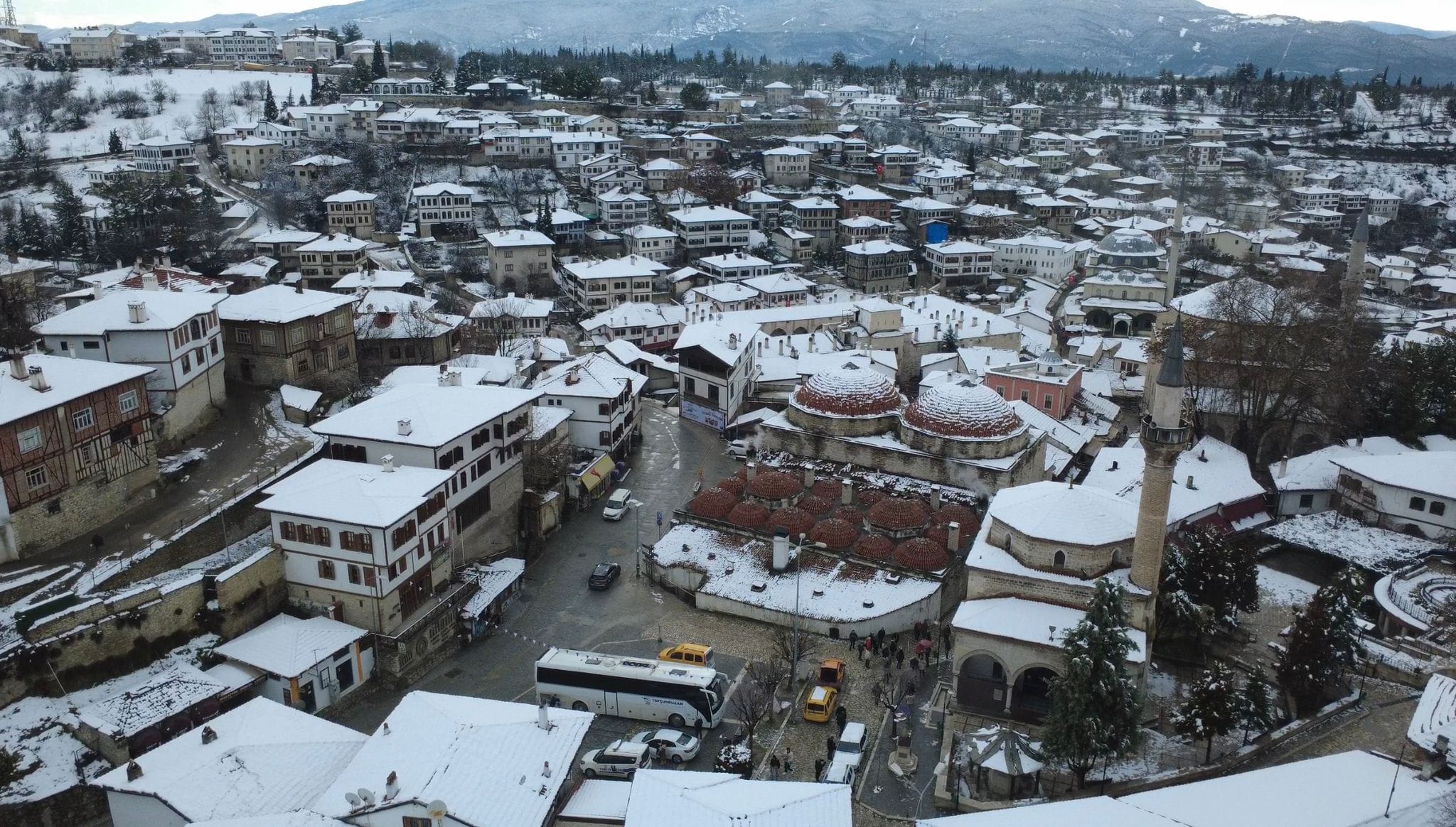 SAFRANBOLU’DA KAR YAĞIŞININ 2. GÜNÜ: TARİH KAR ALTINDA Karabük’ün UNESCO Dünya Miras Listesi’nde yer alan ilçesi Safranbolu’da kar