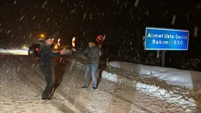 KARABÜK’TE KAR YAĞIŞI HEM ZORLADI HEM SEVİNDİRDİ Karabük’te etkili olan kar yağışı günlük yaşamı olumsuz etkilerken, bazı