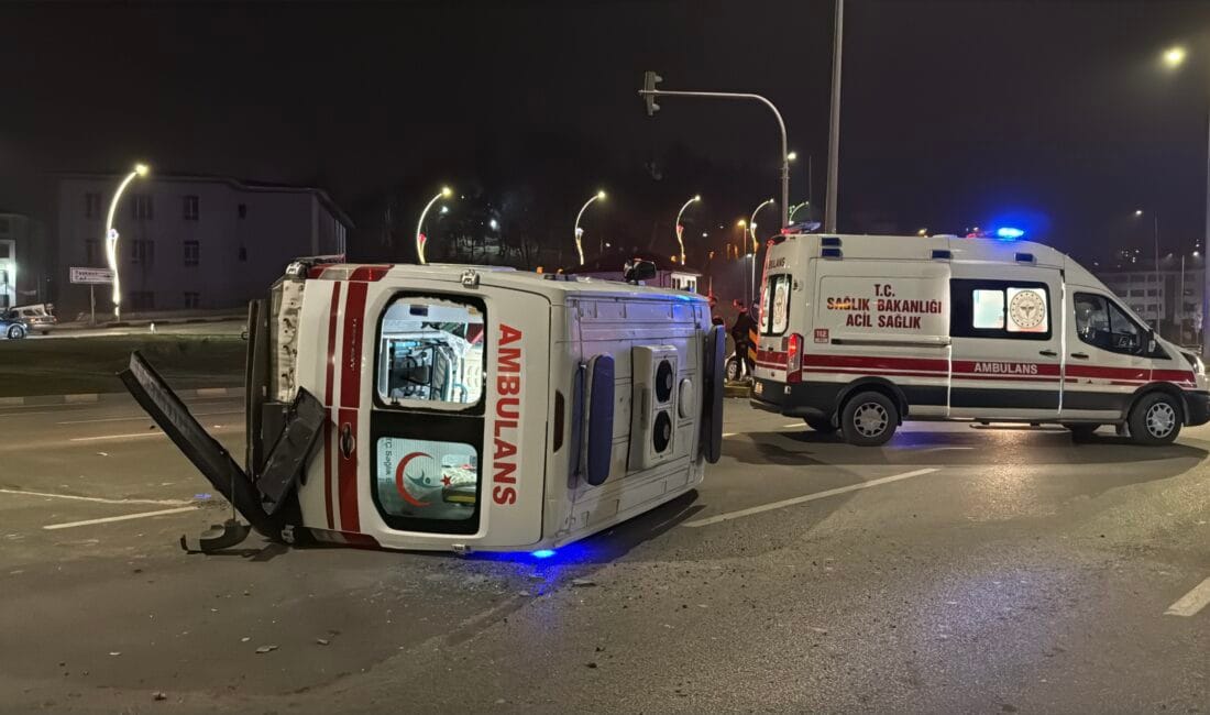 OTOMOBİL İLE ÇARPIŞAN AMBULANS DEVRİLDİ, 3 SAĞLIK PERSONELİ YARALANDI Karabük’te otomobil ile çarpışan ambulansın devrildiği kazada 3 sağlık personeli