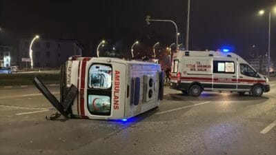 Karabük’te otomobil ile çarpışan ambulansın devrildiği kazada 3 sağlık personeli